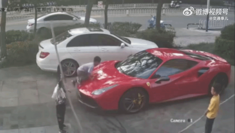 Chiếc Ferrari bị 4 đứa trẻ leo trèo, giẫm đạp và dùng làm nơi vui chơi ngay tại khu vực đỗ xe