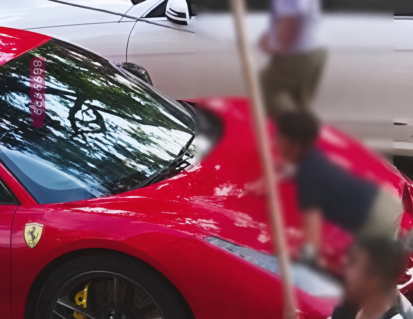 Chiếc Ferrari 14 tỷ đồng bị 4 đứa trẻ leo lên làm 