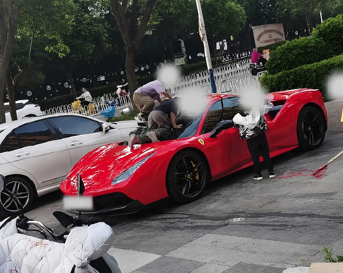 Chiếc Ferrari 14 tỷ đồng bị 4 đứa trẻ leo lên làm 
