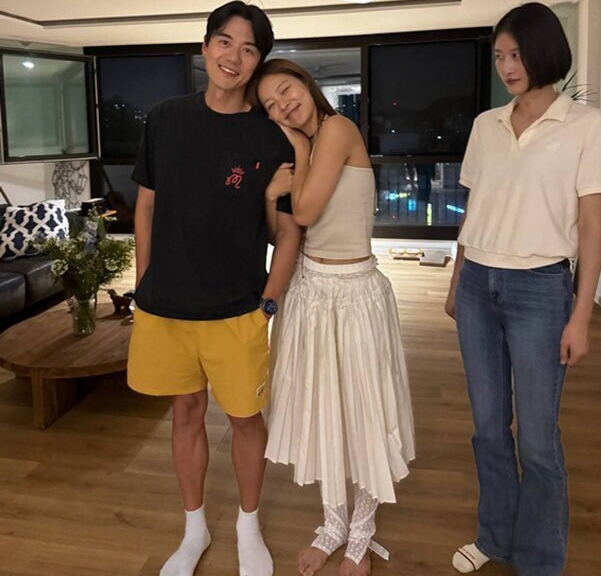 Công chúng không khỏi ngỡ ngàng khi Song Hae Na công khai thân mật, xà nẹo chồng bạn thân ngay trước sự chứng kiến của chính thất. Ảnh: Naver