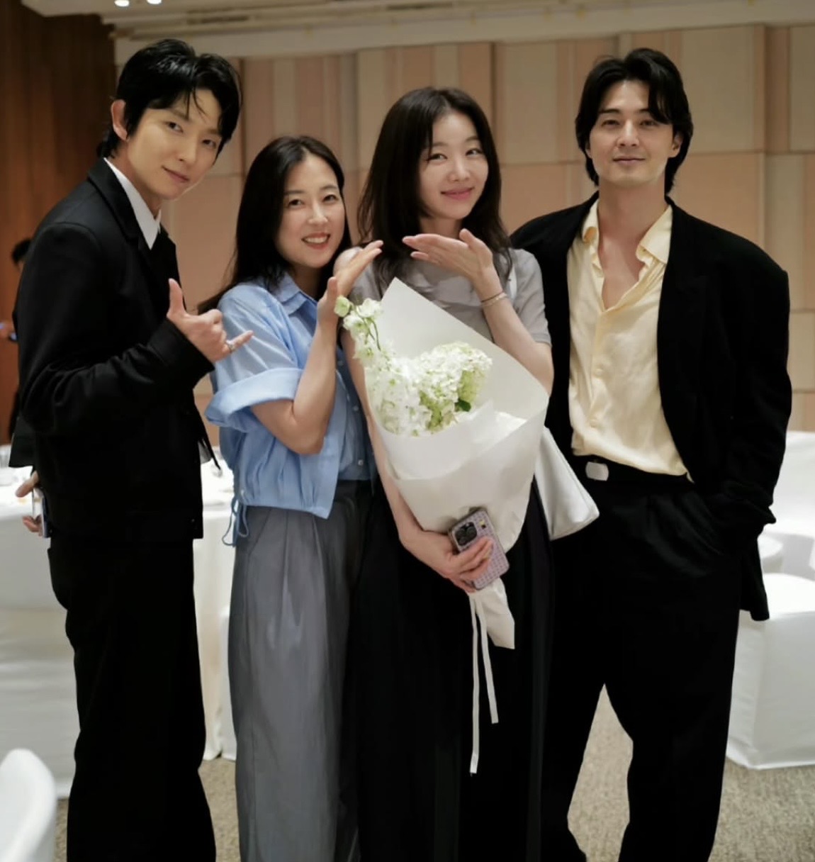 Ê-kíp Hoa Của Quỷ gồm Lee Jun Ki, Kim Ji Hoon, Jang Hee Jin, đạo diễn Kim Cheol Gyu... hội ngộ tại đám cưới của Moon Chae Won vào tối qua. Ảnh: Nate. 