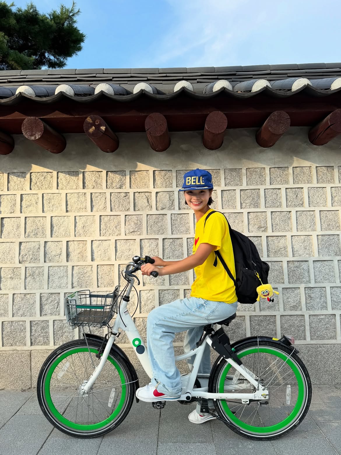 Hơn 1 năm qua, cô bạn ghé thăm nhiều địa điểm khác nhau.