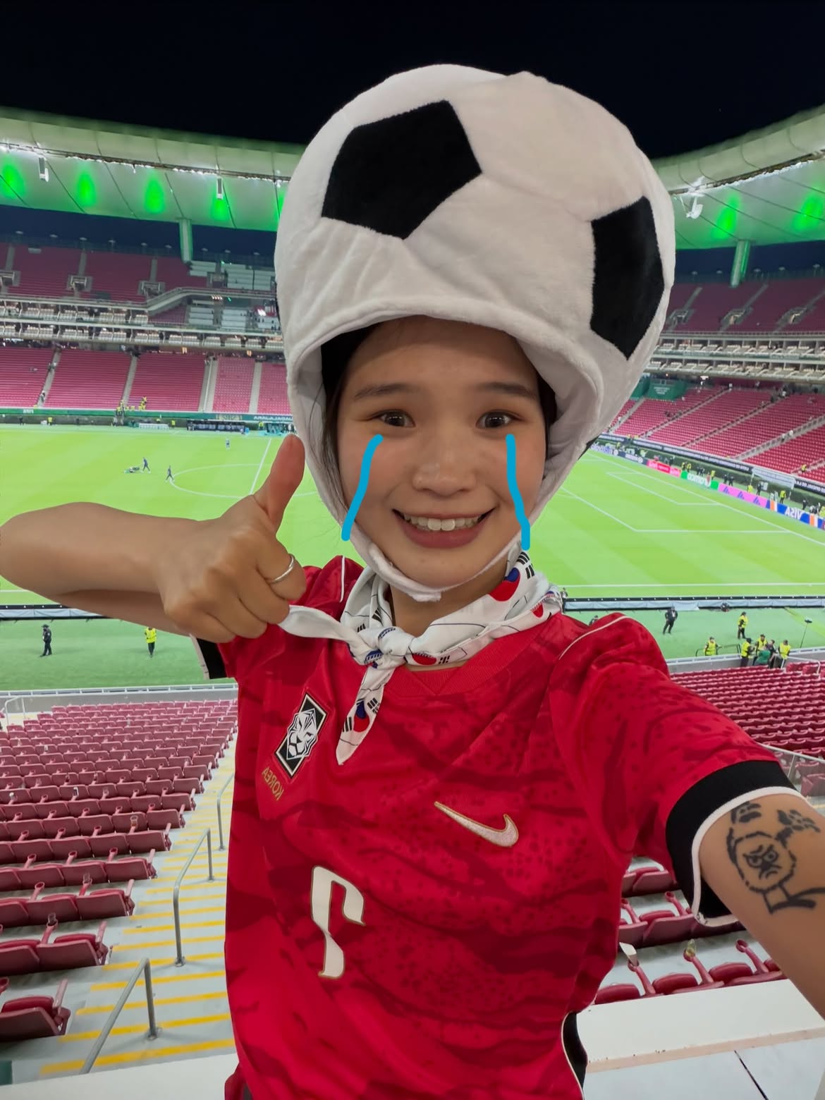 Bức ảnh cô gái đi xem World Cup 2026 tưởng bình thường cho đến khi biết danh tính 