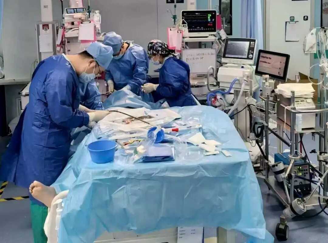 Ông Xiong được điều trị cấp cứu trong bệnh viện (Ảnh từ BV)