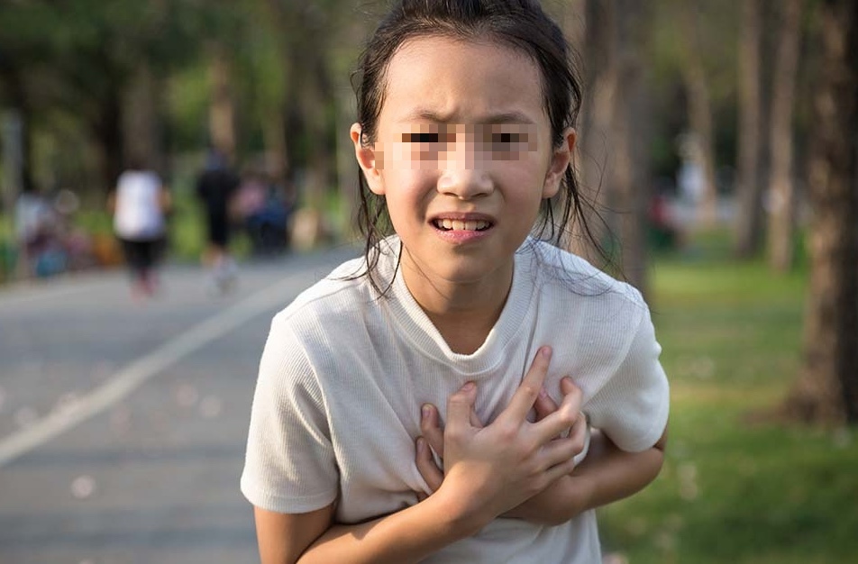 Phụ huynh nên cho con khám sức khỏe định kỳ và không chủ quan với các bất thường của con (Ảnh minh họa)