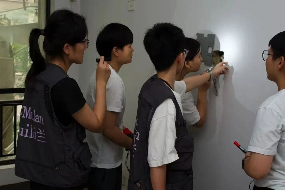 Tây Ân cùng các thành viên trong đội 