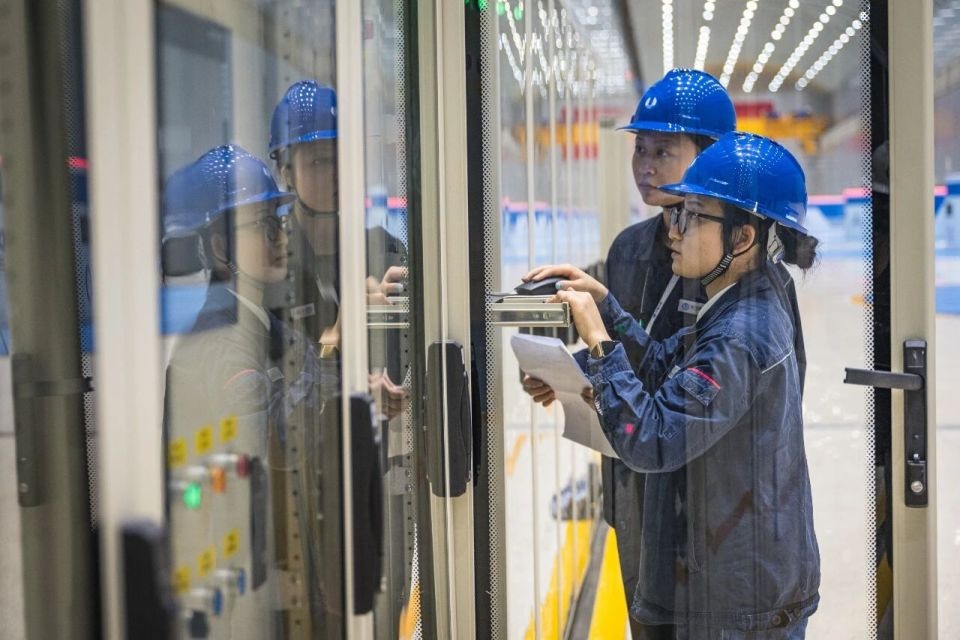 Phát hiện một nữ nghiên cứu sinh tiến sĩ bỏ học để làm thợ sửa điện nước