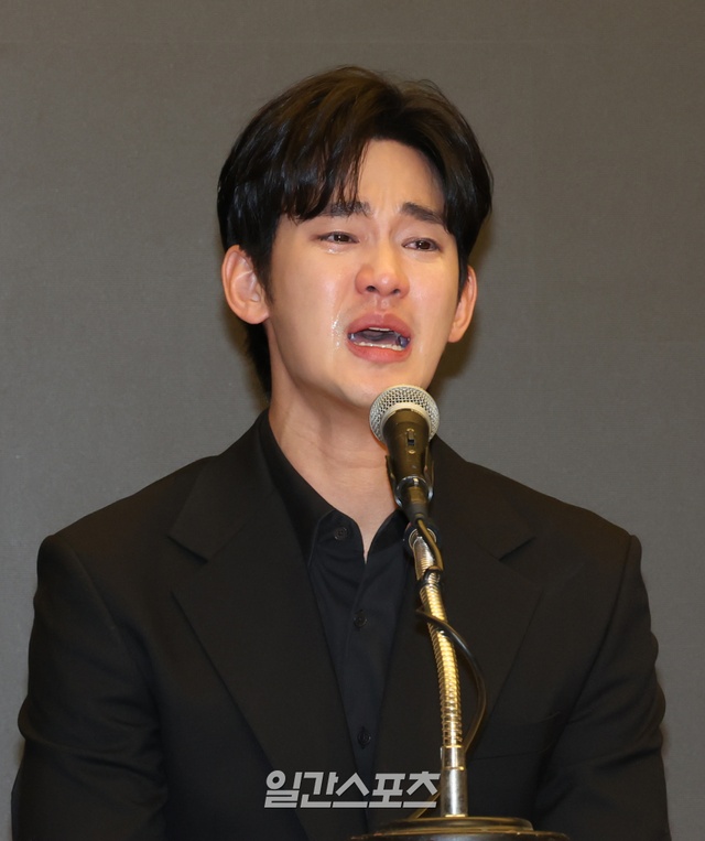 Kim Soo Hyun ngã ngựa vì cáo buộc đời tư chấn động. Ảnh: X.