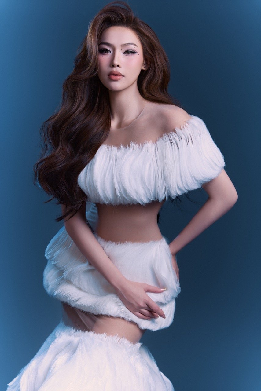 Cẩm Ly là là đại diện Việt Nam tham dự Miss Cosmo 2026 (Hoa hậu Hoàn vũ Quốc tế).
