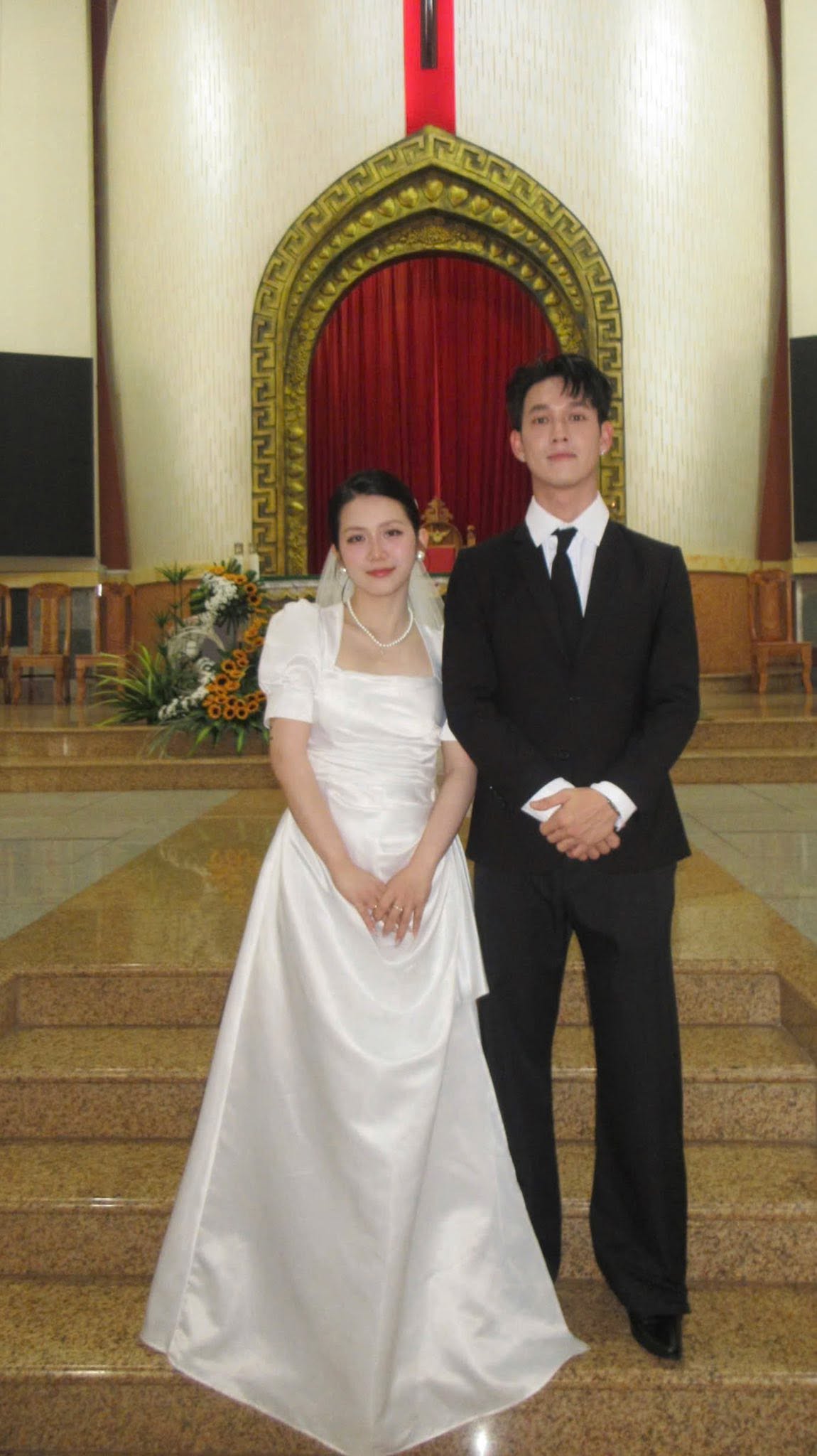 Song Luân có mặt trong lễ cưới tại nhà thờ của em gái