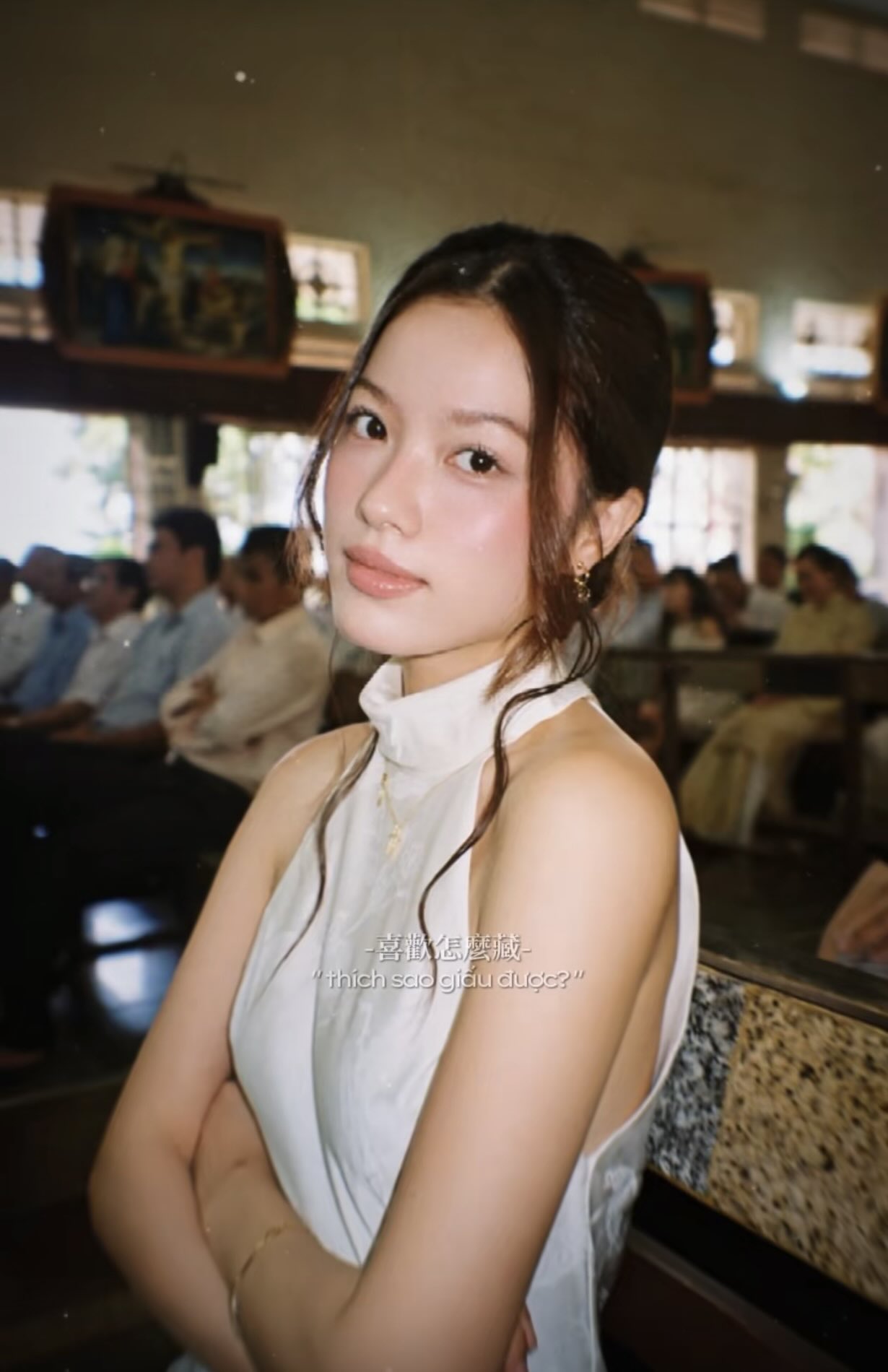 Cùng thời điểm, Narl Nguyễn gây chú ý khi chia sẻ bức ảnh ngồi bên trong nhà thờ