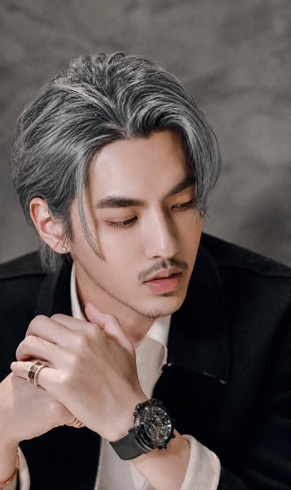 Theo mô tả, sau nhiều năm thụ án, Ngô Diệc Phàm đã thay đổi đến khó nhận ra. Nam ca sĩ trở nên trầm mặc, gương mặt hằn dấu thời gian, mái tóc cắt ngắn lộ nhiều sợi bạc cùng hàng ria mép khiến anh trông già nua hơn hẳn so với thời kỳ đỉnh cao danh tiếng. Ảnh: Sina.