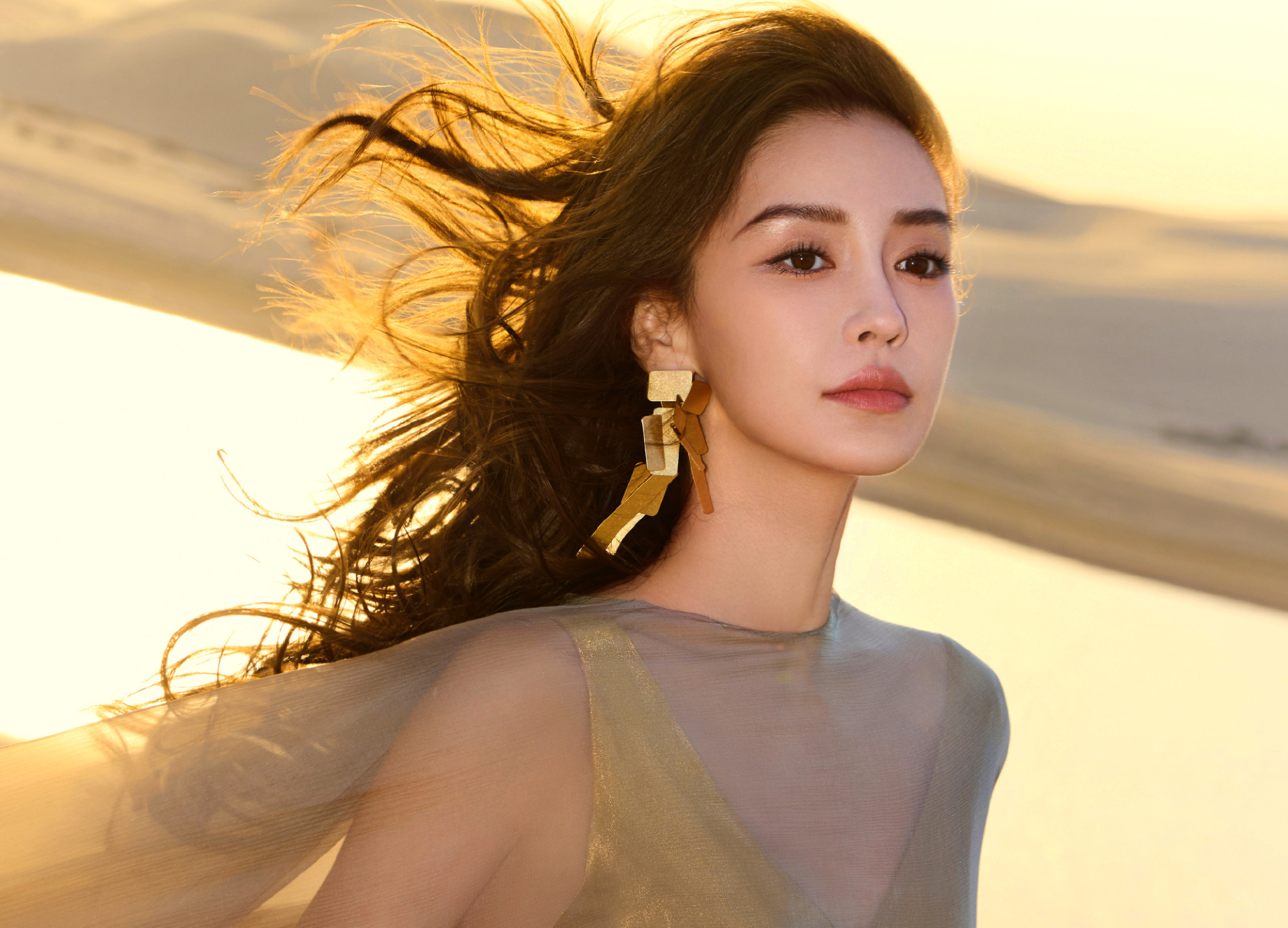 Một blogger giải trí nổi tiếng nhận xét do vẻ ngoài của Angelababy quá nổi bật nên công chúng đã bỏ qua phẩm chất của nữ diễn viên. Nguồn: Sina.