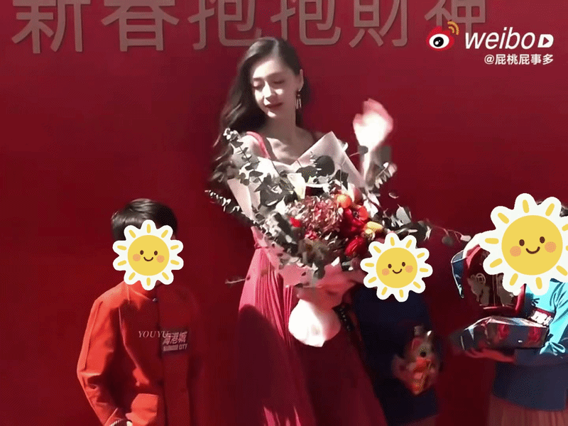 Nữ diễn viên dùng bó hoa trên tay để che nắng cho một em nhỏ khi tham dự sự kiện. Hành động diễn ra rất tự nhiên, không hề phô trương, nhưng lại khiến nhiều người cảm nhận được sự tinh tế và ấm áp của cô. Ảnh: Sina.