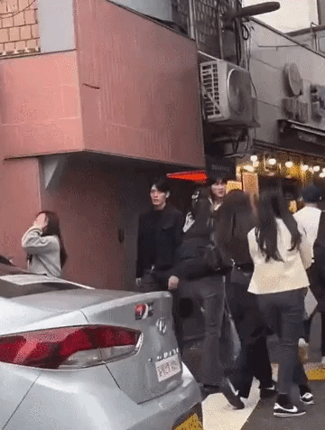 Xôn xao “bé ba” chen chân vào Shin Min Ah - Kim Woo Bin: Công khai diện đồ đôi, còn tuyên bố: “Chúng tôi giống 1 cặp đôi”