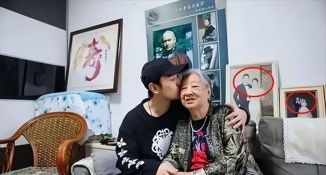 Ảnh cưới của Huỳnh Hiểu Minh và Angelababy đến nay vẫn được treo trong nhà ông bà, bố mẹ tài tử. Ảnh: QQ.