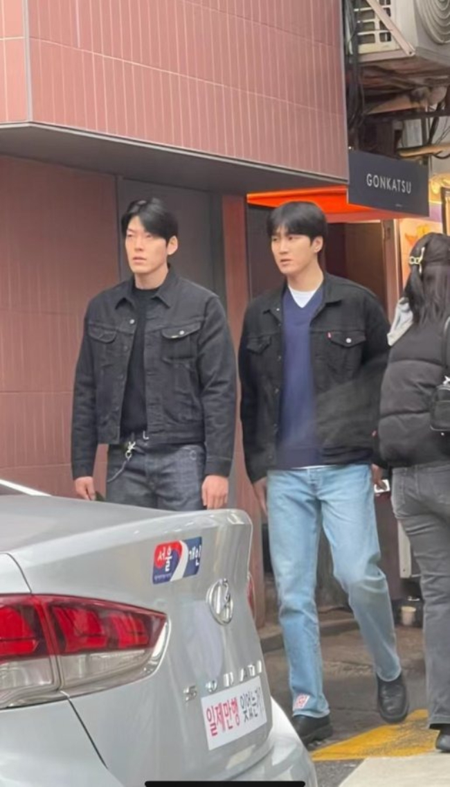 Ahn Bo Hyun - Kim Woo Bin diện đồ đôi, đi ra ngoài cùng nhau. Ảnh: Naver