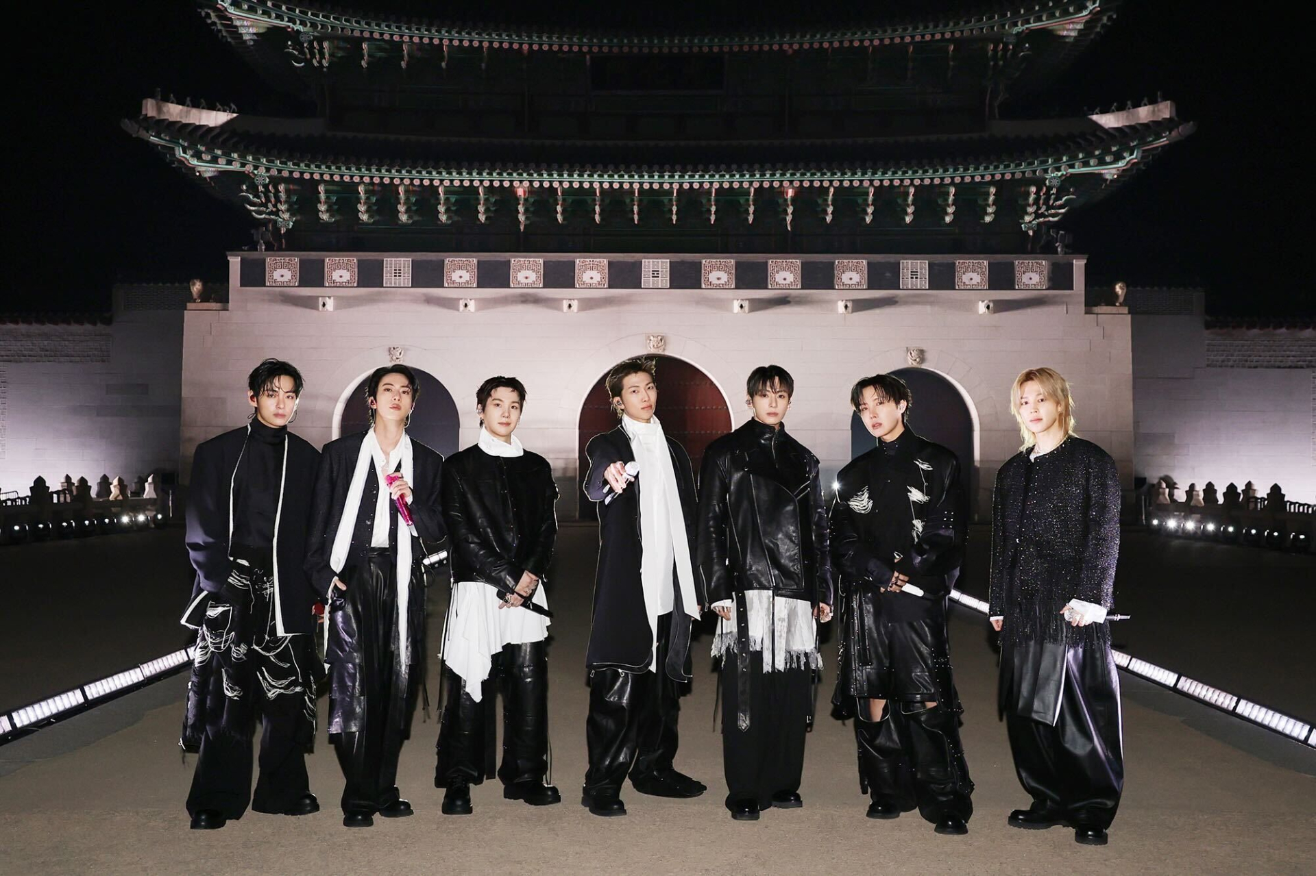 Tại Hàn Quốc, nhiều cư dân mạng liên tưởng ngay đến concert miễn phí của BTS tại quảng trường Gwanghwamun hồi tháng 3/2026 - sự kiện cũng từng hứng chịu làn sóng chỉ trích vì các biện pháp phong tỏa giao thông và an ninh quá quy mô