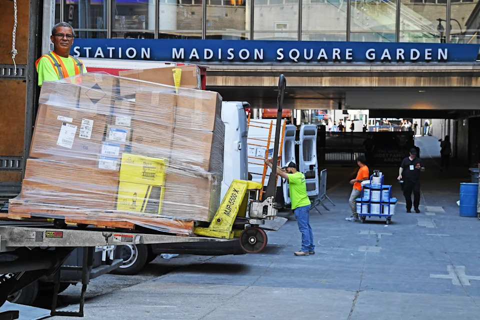 Công tác chuẩn bị cho siêu hôn lễ của nữ ca sĩ hàng đầu đang gấp rút hoàn thiện. NY Post.