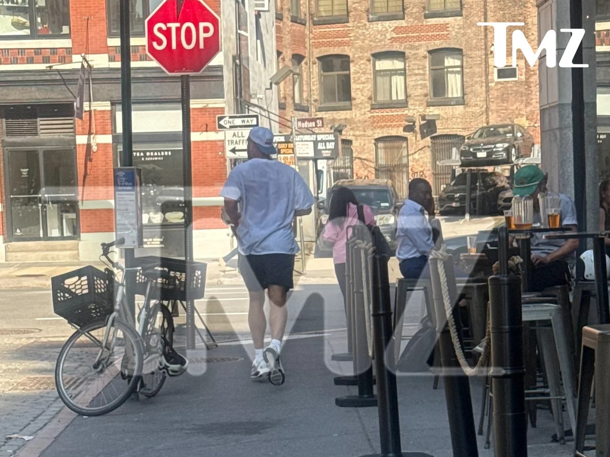 Chú rể Travis Kelce đã có mặt ở New York - địa điểm tổ chức hôn lễ. Anh vừa được bắt gặp đi chạy bộ 1 mình. Ảnh: TMZ.