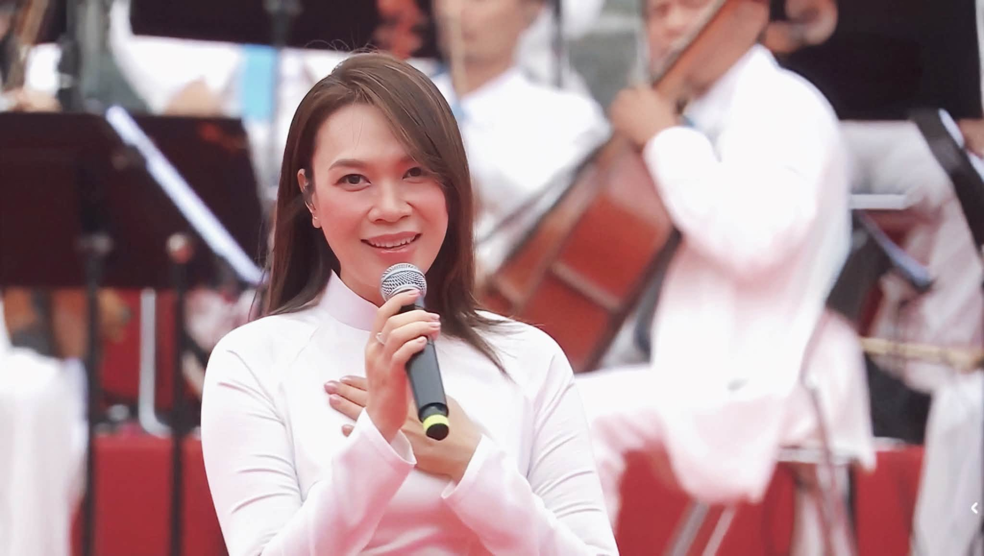 Mỹ Tâm tóc đen, áo dài trắng sáng bừng cả Dinh Độc lập, hình ảnh để đời tái hiện xuất sắc