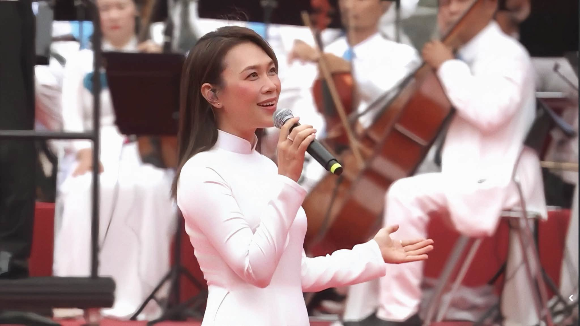 Mỹ Tâm tóc đen, áo dài trắng sáng bừng cả Dinh Độc lập, hình ảnh để đời tái hiện xuất sắc
