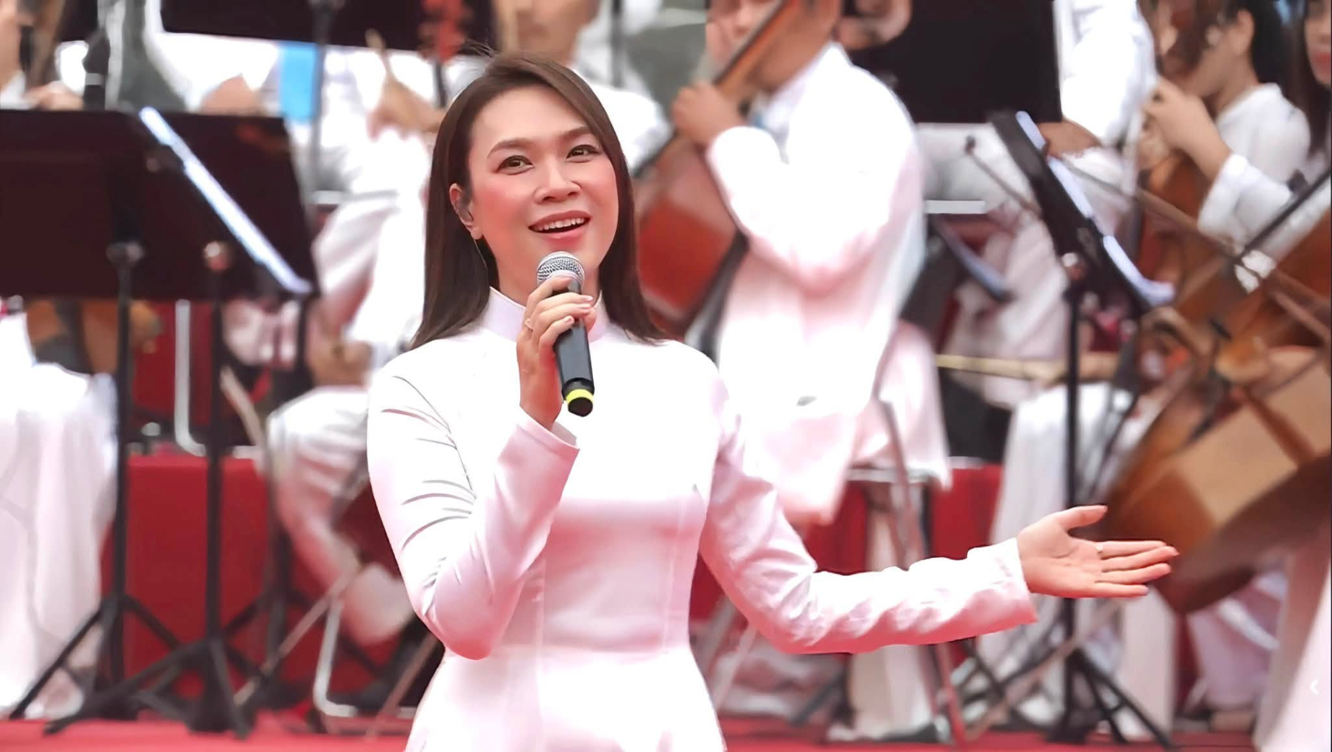 Mỹ Tâm tóc đen, áo dài trắng sáng bừng cả Dinh Độc lập, hình ảnh để đời tái hiện xuất sắc