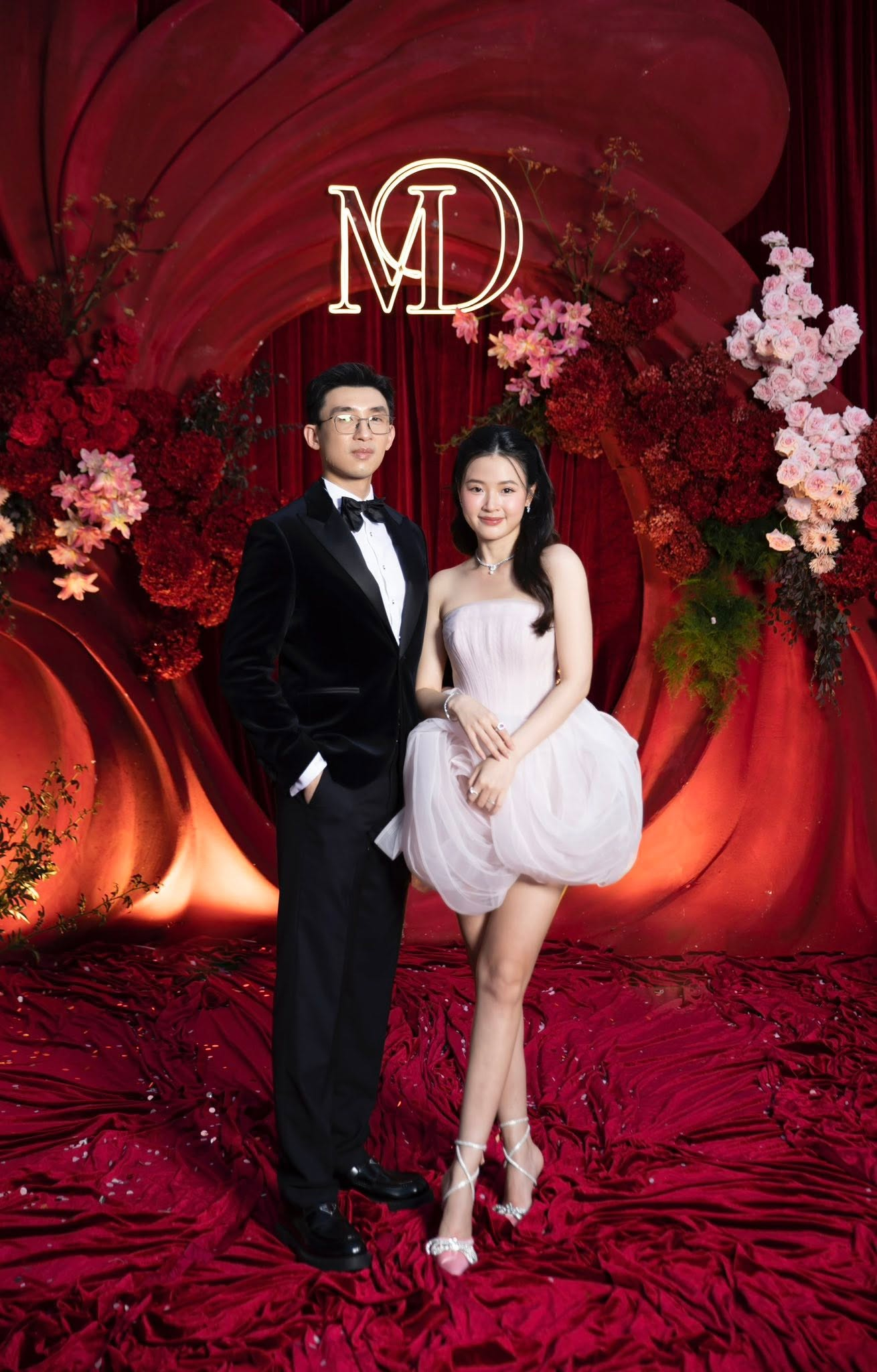 Vợ chồng Midu (Ảnh: FBNV)