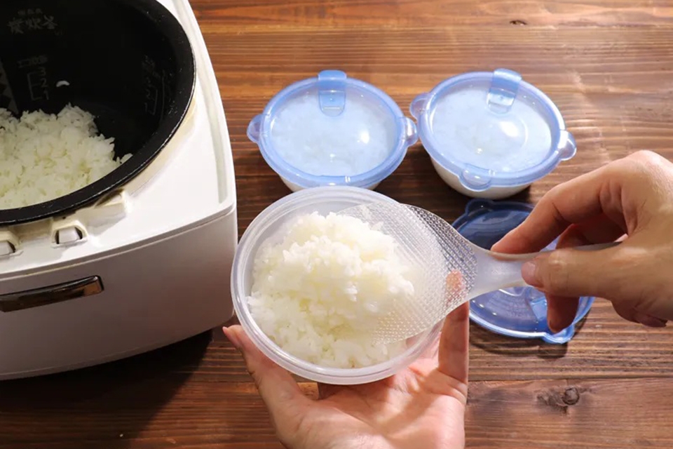 Dù để trong ngăn mát tủ lạnh, cơm nguội cũng chỉ nên dùng trong vòng 24 giờ (Ảnh minh họa)