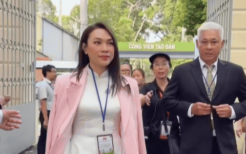 Mỹ Tâm tóc đen, áo dài trắng sáng bừng cả Dinh Độc lập, hình ảnh để đời tái hiện xuất sắc