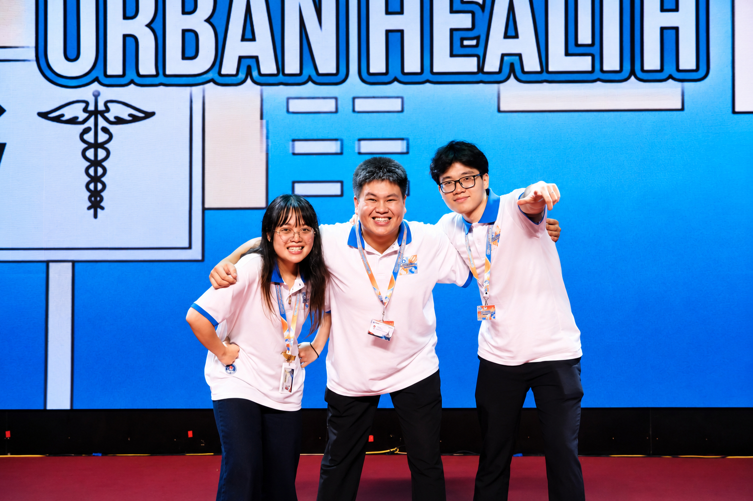 Tùng Nhân (ở giữa) tại Cuộc thi Học thuật Y khoa Toàn quốc (NMAC)