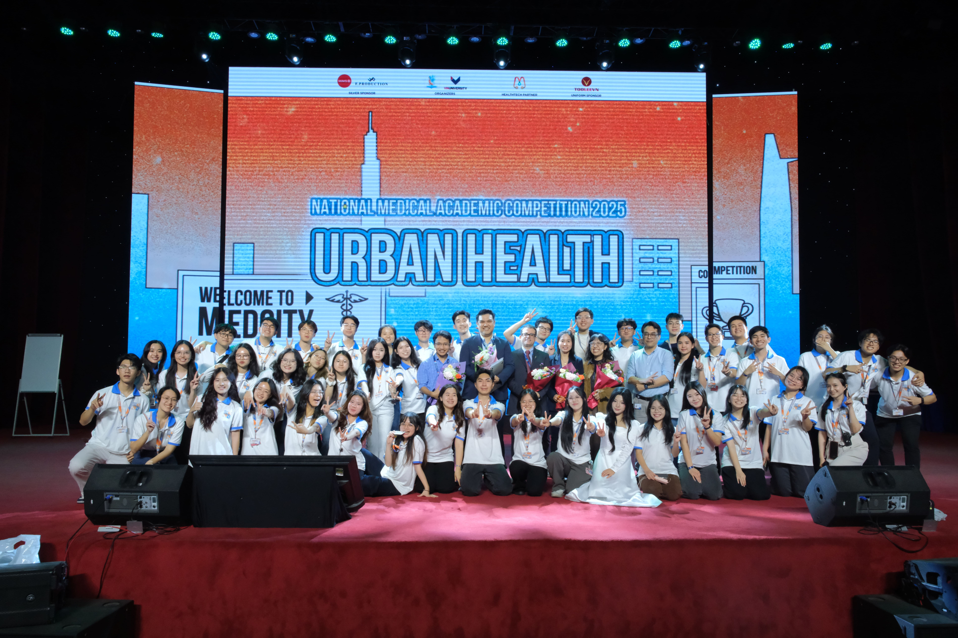 Tùng Nhân cùng team tại Cuộc thi Học thuật Y khoa Toàn quốc (NMAC)