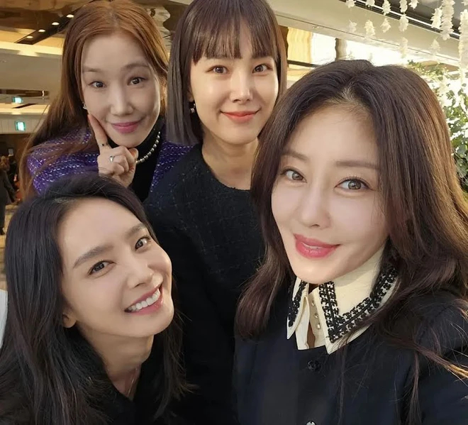 Cho Min Ah vắng bóng trong hôn lễ Seo In Young hồi tháng 2/2023, trong khi các thành viên khác của Jewelry đã tề tựu đông đủ. Ảnh: Nate