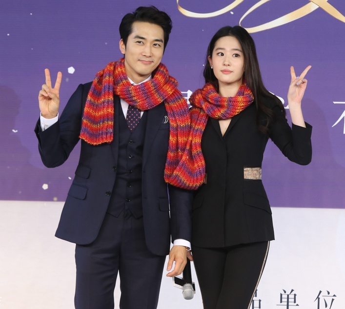Lưu Diệc Phi chọn sự nghiệp và không muốn kết hôn sớm với Song Seung Hun. Ảnh: Sina.