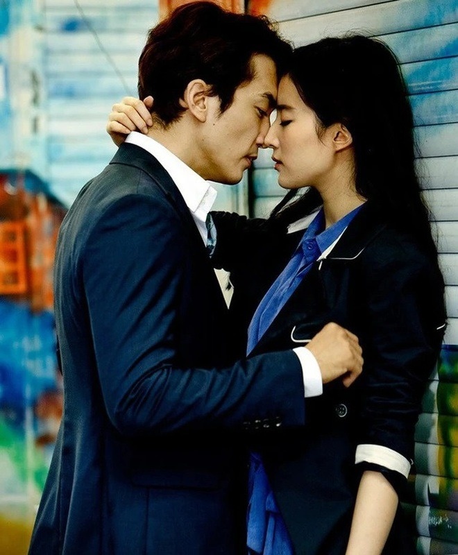 Lưu Diệc Phi xiêu lòng trước sự ga lăng, ân cần chăm sóc của Song Seung Hun. Ảnh: Sina.