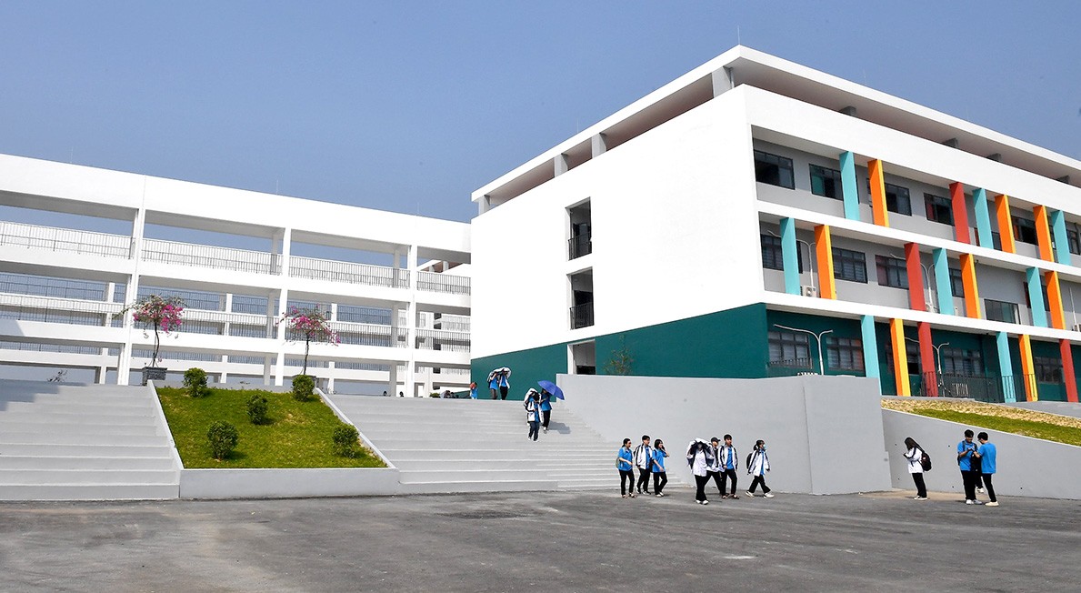 Lối vào Trường THPT chuyên Tuyên Quang