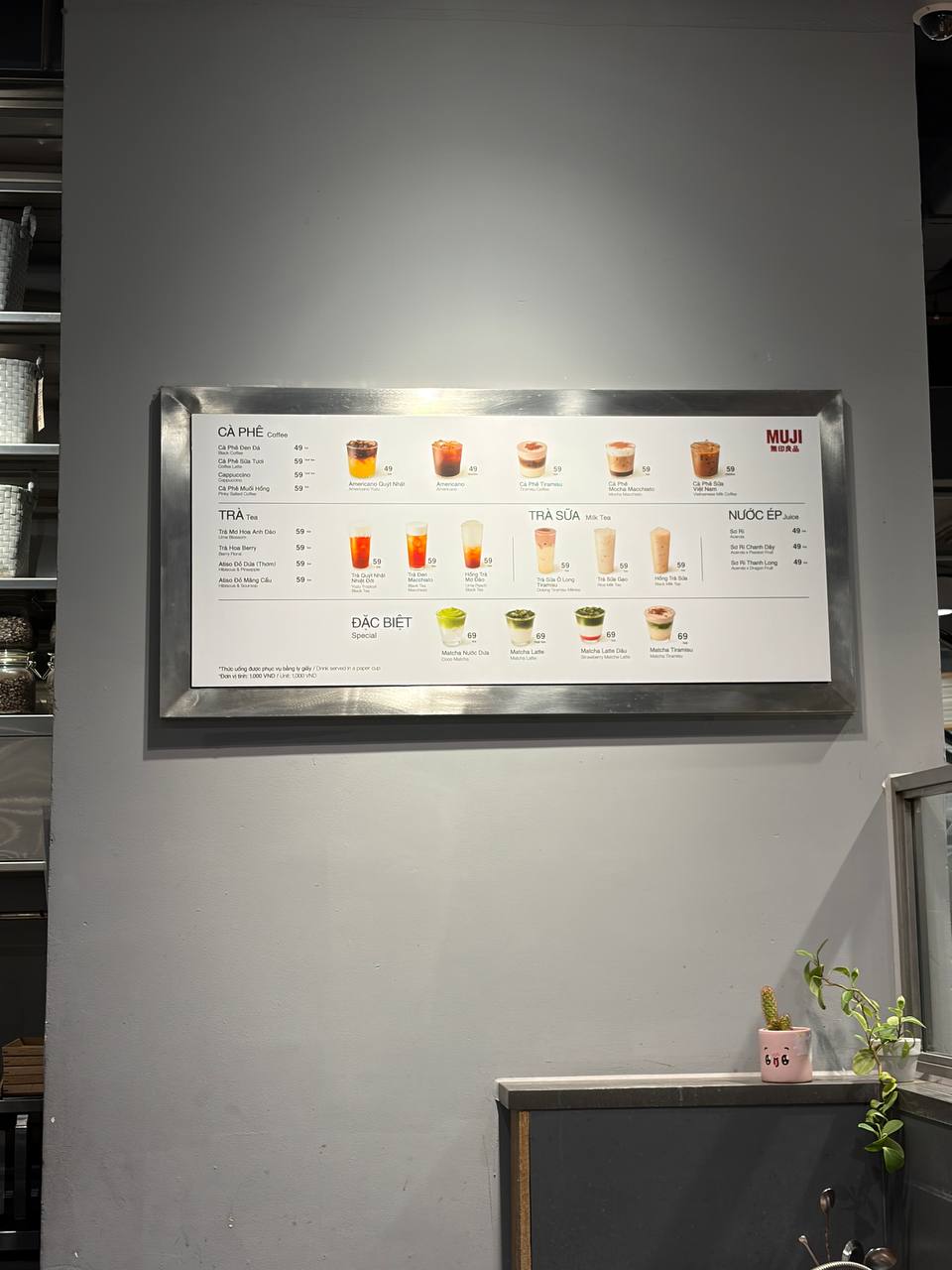 Giá nước của MUJI dao động từ 49.000 đến 69.000 đồng tuỳ loại. Ảnh: Bích Ngọc