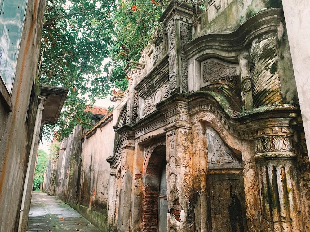Dãy nhà cổ san sát nhau với những bức tường bong tróc nhưng vẫn giữ được nét hoa văn, hoạ tiết độc đáo. Nguồn: Sưu tầm