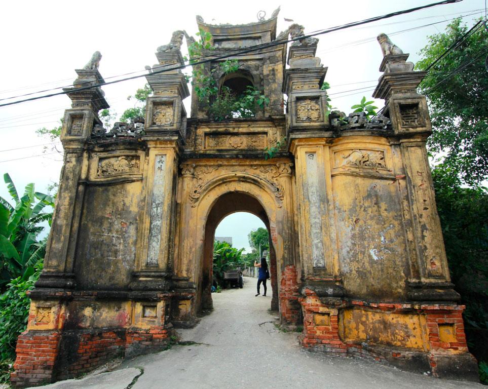 Cổng làng Cựu vẫn còn nguyên vẹn nét cổ xưa với kiến trúc quyển thư đặc sắc. Nguồn: Sưu tầm