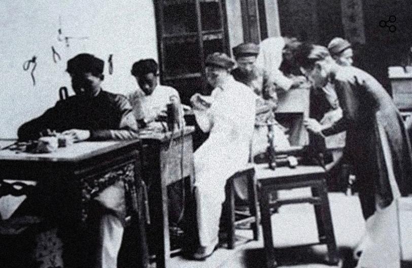 Các thợ may làng Cựu đang làm việc. Nguồn: Vietnamnet