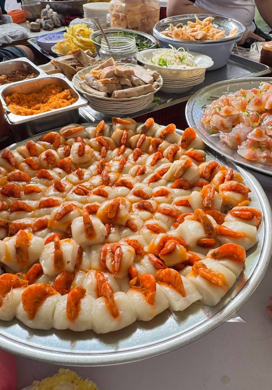 Bánh bèo, bánh bột lọc, bánh tráng kẹp, ram cuốn cải, bánh tráng cuốn thịt heo, bún chả cá, gỏi cá Nam Ô, các loại ốc, chè hay kem bơ là những món nên thử khi tới chợ. Ảnh: Sưu tầm