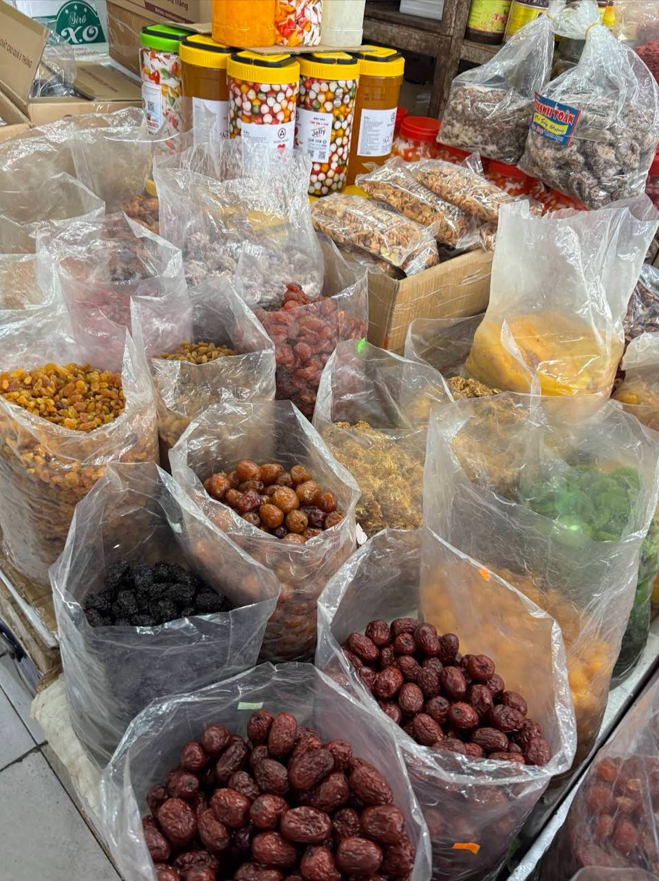 Chợ Cồn là địa chỉ quen thuộc cho du khách muốn quà về sau chuyến du lịch. Ảnh: Sưu tầm