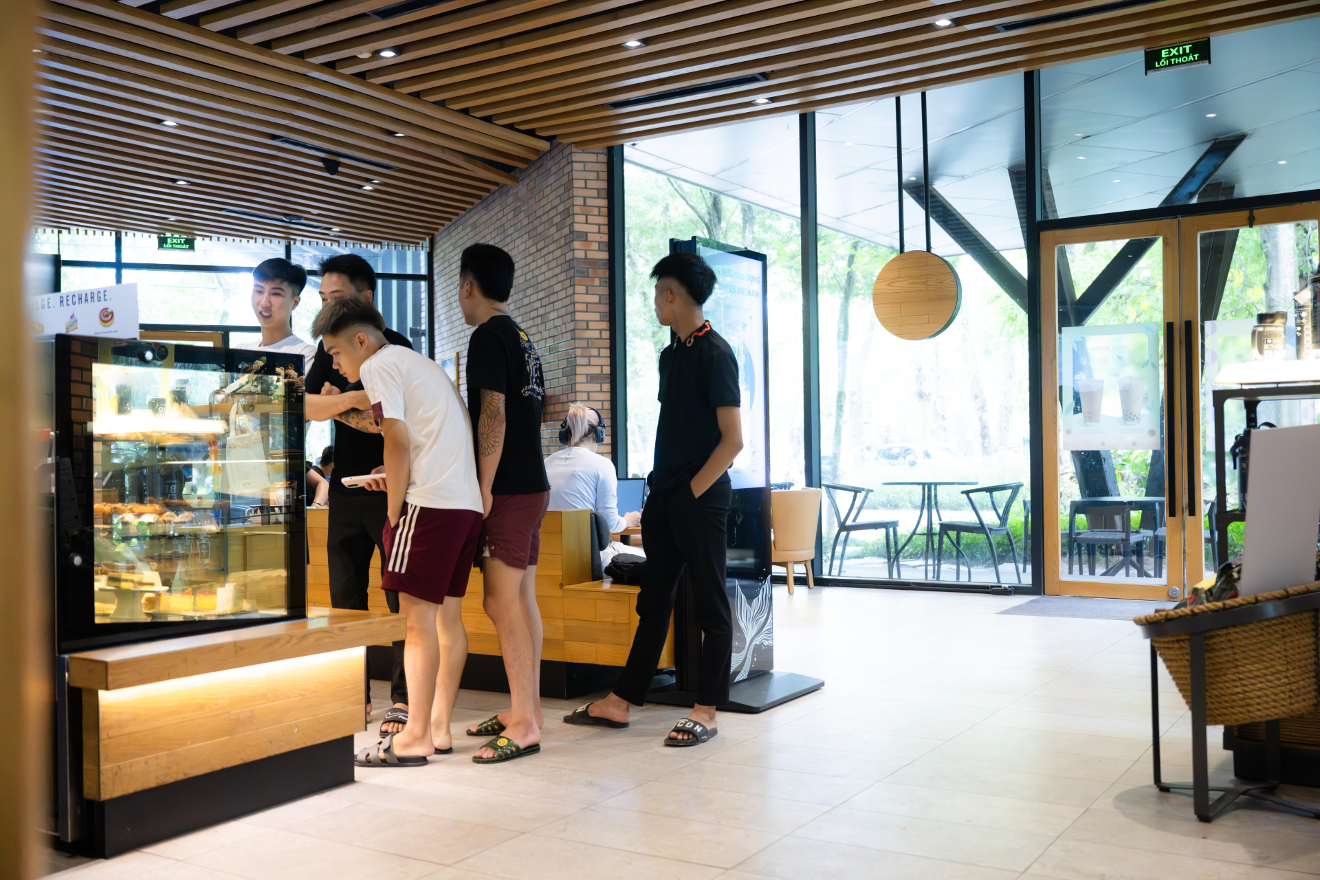 Ghi nhận tại quán cà phê ở Ecopark sau vụ khách phản ánh phát hiện thiết bị nghi quay lén trong nhà vệ sinh