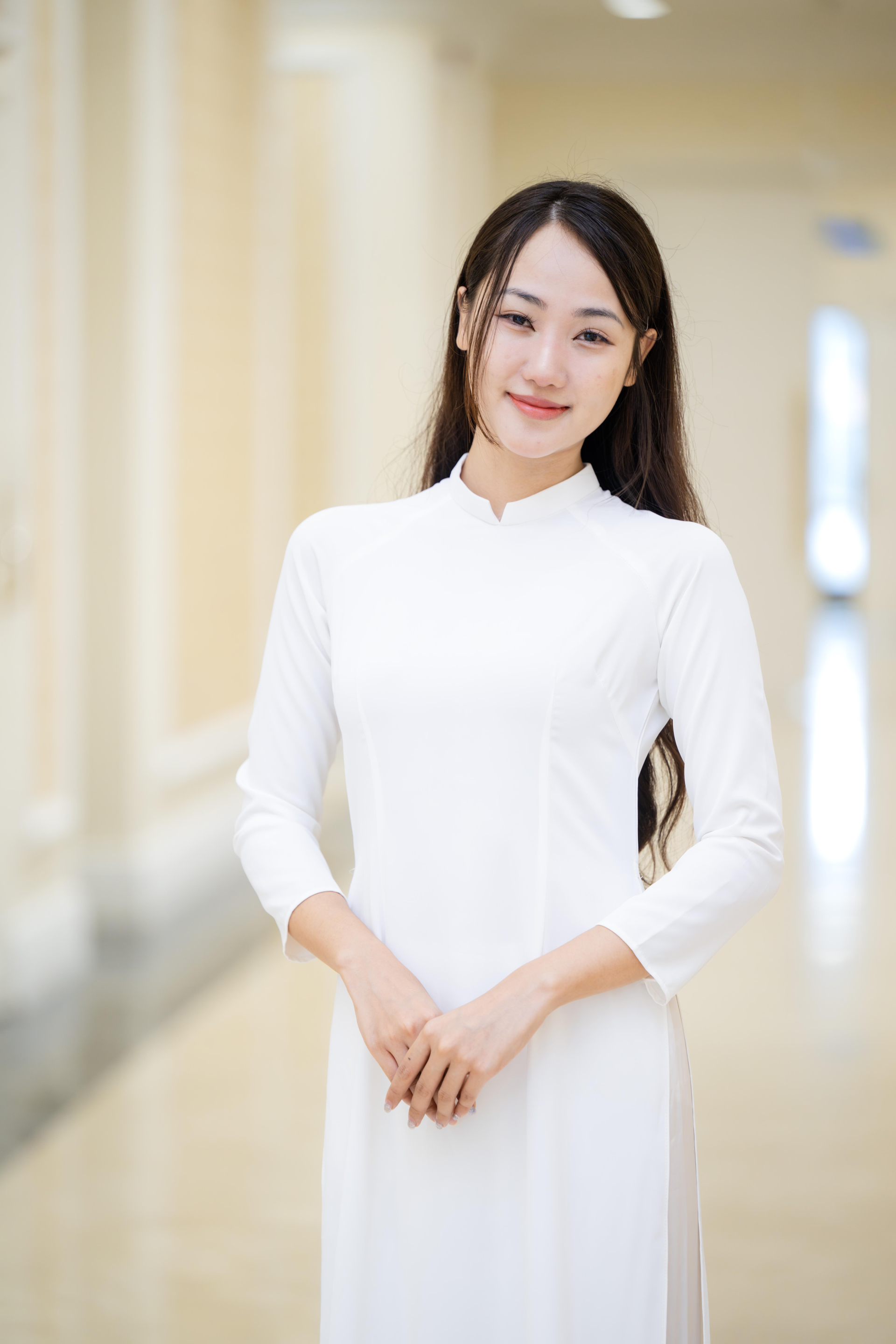 Đặc biệt là nhiều người chọn áo dài để đi xem show (Ảnh: Như Hoàn)