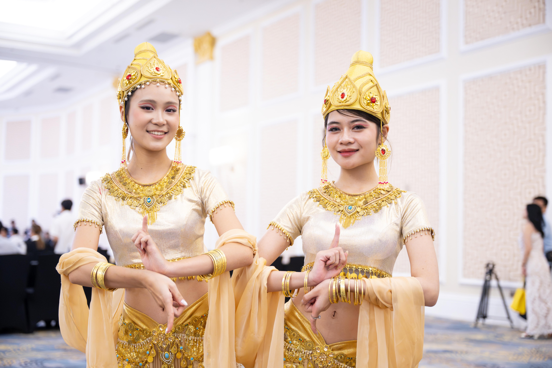 Sau khi kết thúc show diễn, các diễn viên vỗ tay và cảm ơn khán giả (Ảnh: Như Hoàn)