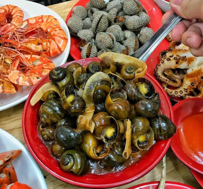 Ngày 3/7, ghi nhận cảnh tượng lạ tại quán ốc hút trong chợ Cồn (Đà Nẵng)