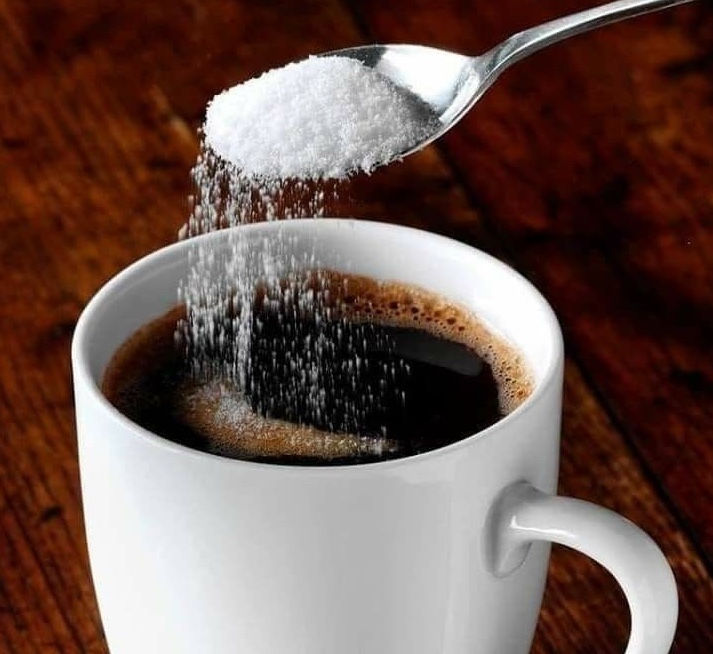 Cần kiểm soát nghiêm ngặt lượng đường, sữa thêm vào cà phê nếu muốn khỏe mạnh (Ảnh minh họa)