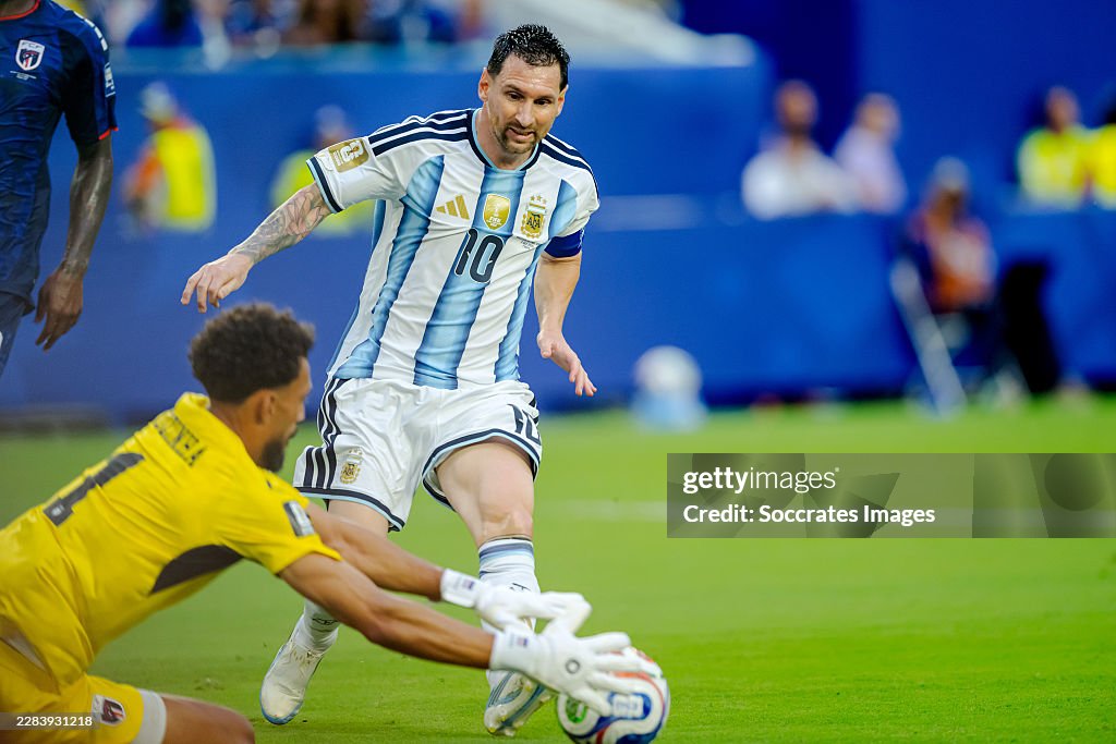 Khoảnh khắc để đời của Vozinha khi chặn đứng cú sút của Messi