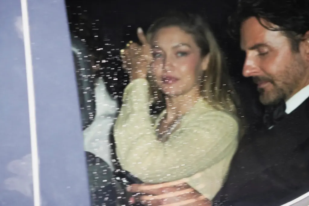 ... Gigi Hadid và Bradley Cooper rời khỏi nhà thi đấu Madison Square Garden. Ảnh: REUTERS.