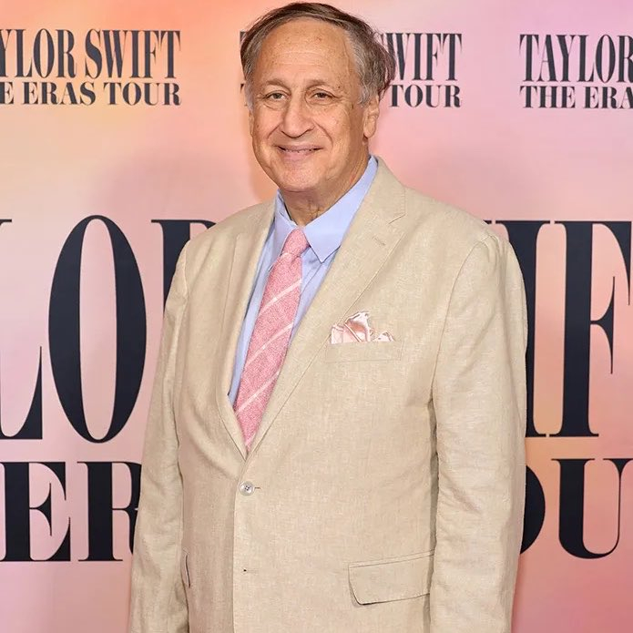 CEO chuỗi rạp AMC tiết lộ không sót 1 chi tiết nào bên trong hôn lễ của Taylor Swift và Travis Kelce. Ảnh: X.